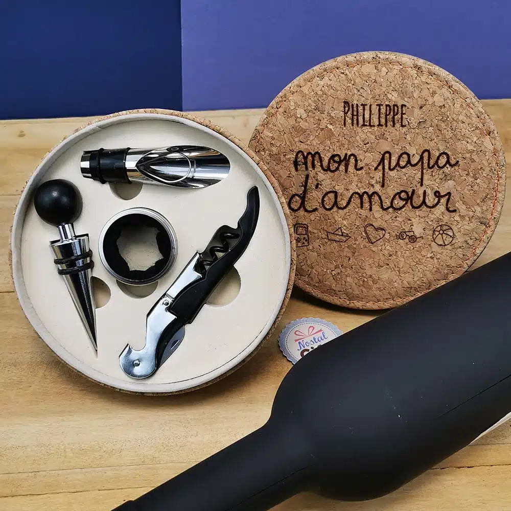 Coffret Cadeau Vin : Coffret en liège personnalisé et ses accessoires de vin – Papa d’amour – Image 3